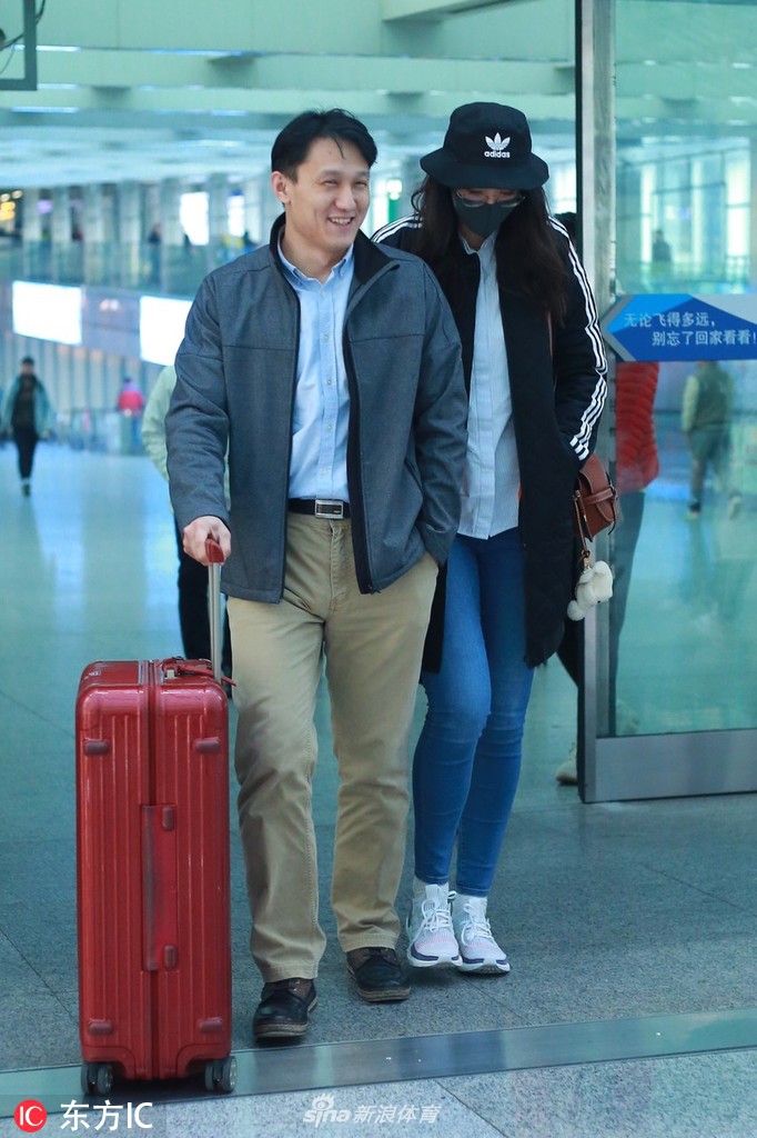 惠若琪与老公现身机场 有说有笑甜蜜十足