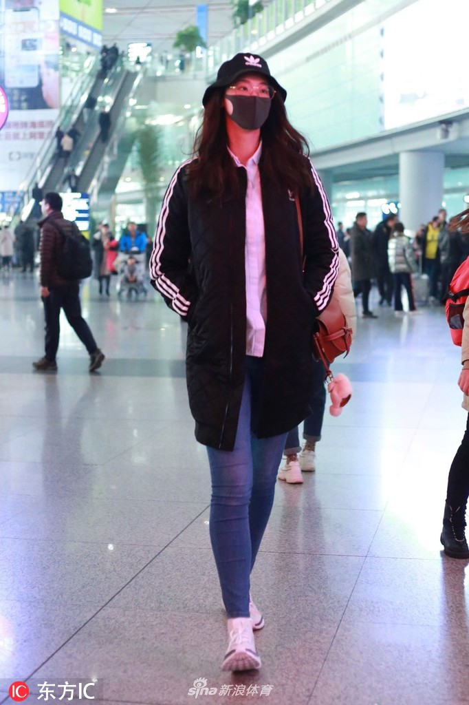 惠若琪与老公现身机场 有说有笑甜蜜十足