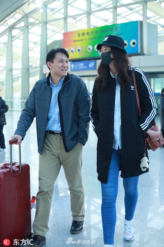 惠若琪与老公现身机场 有说有笑甜蜜十足