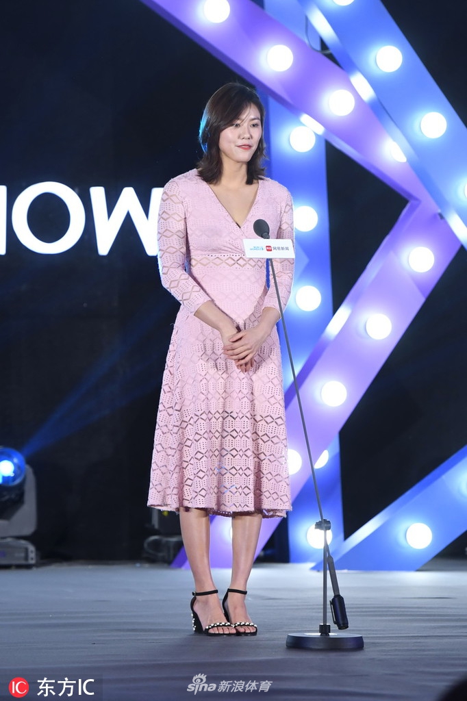 刘湘粉色长裙尽显女性魅力