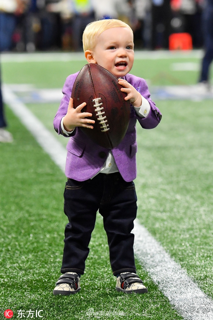 "嘴炮"麦格雷戈带儿子观战超级碗