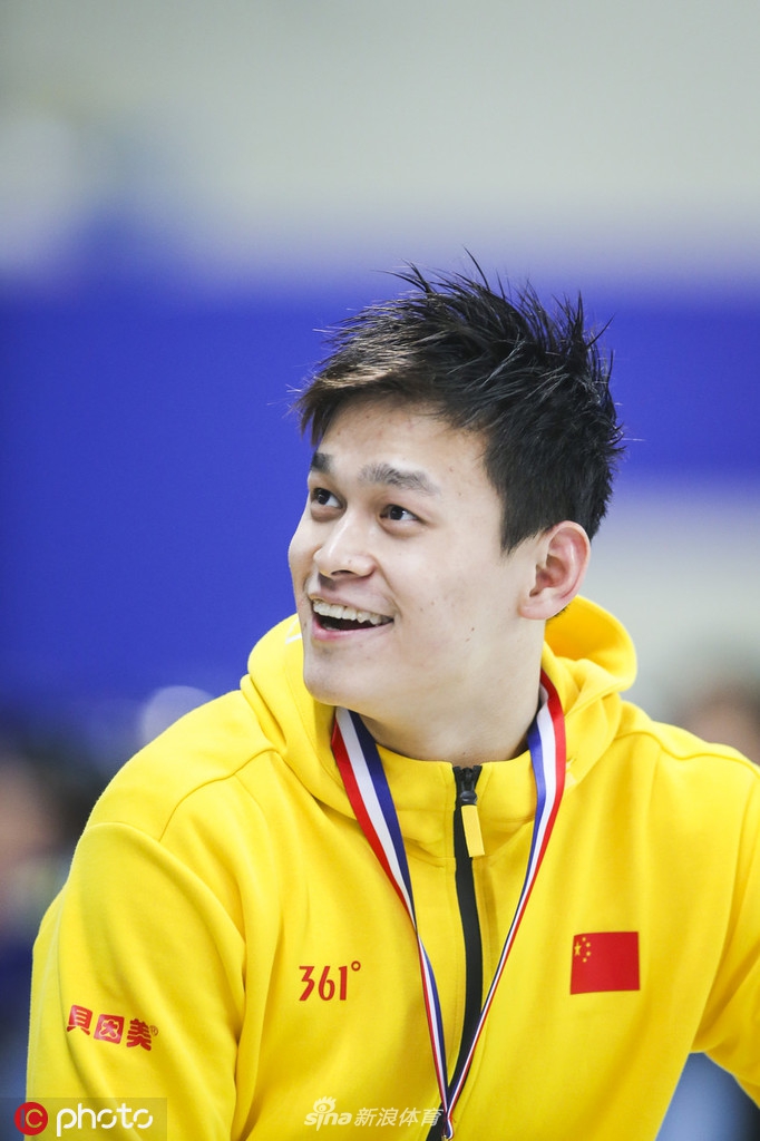冠军赛男子800米自由泳颁奖 孙杨阳光帅气