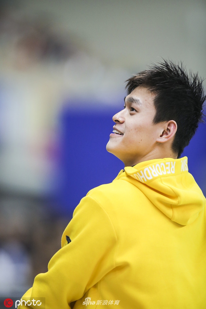 冠军赛男子800米自由泳颁奖 孙杨阳光帅气