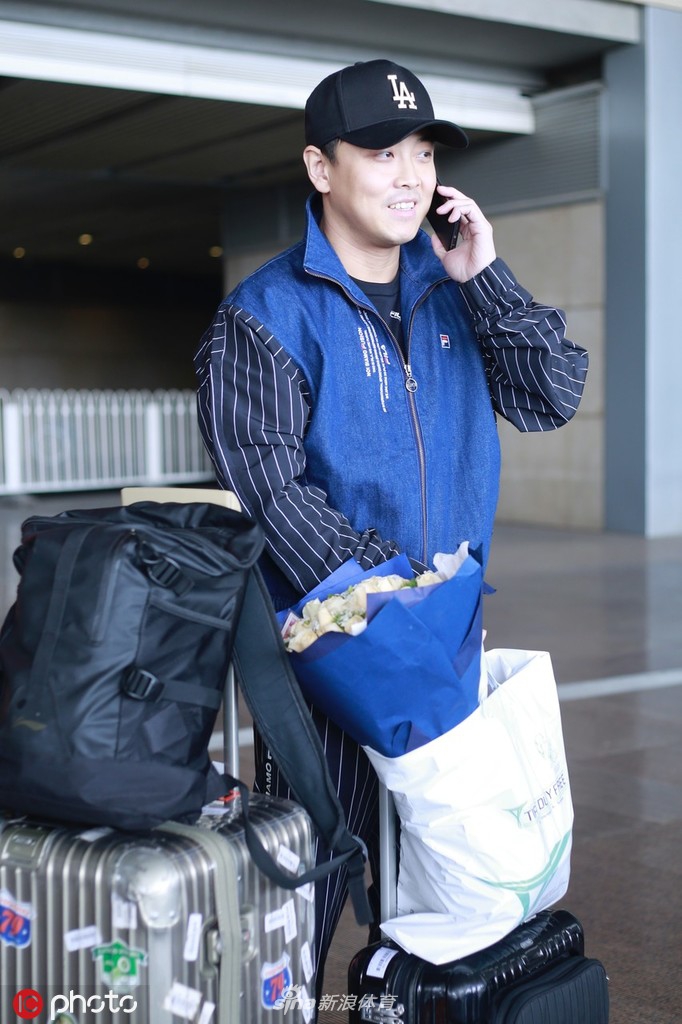 王皓回国现身机场忙打电话