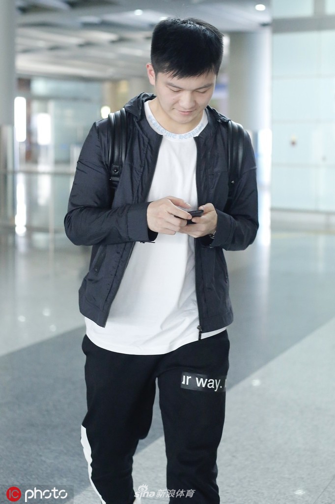 樊振东机场低头看手机