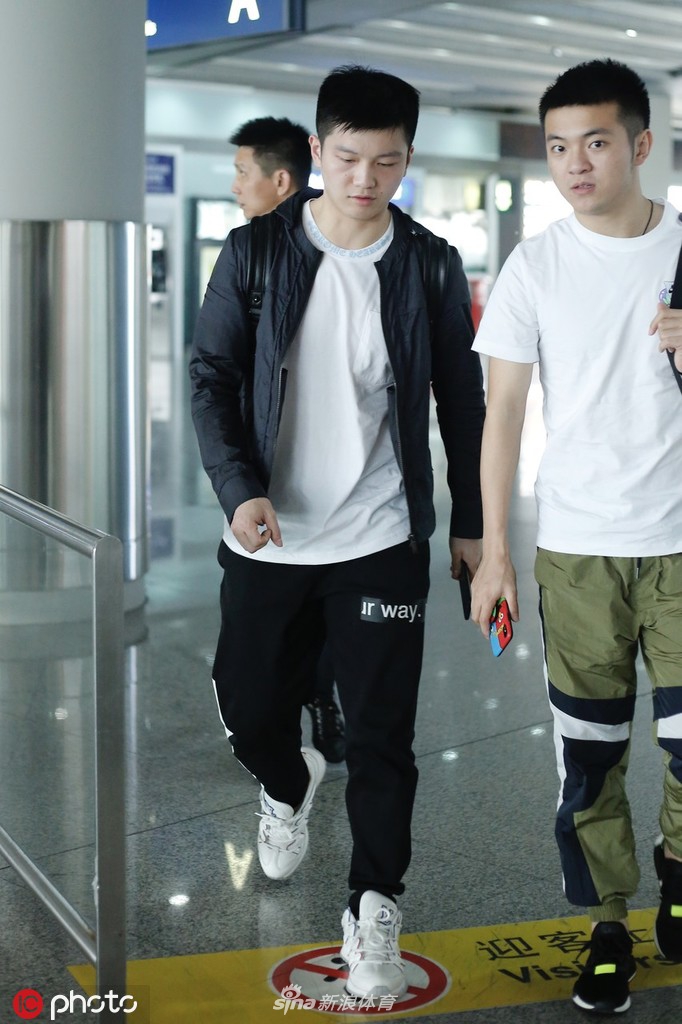 樊振东机场低头看手机