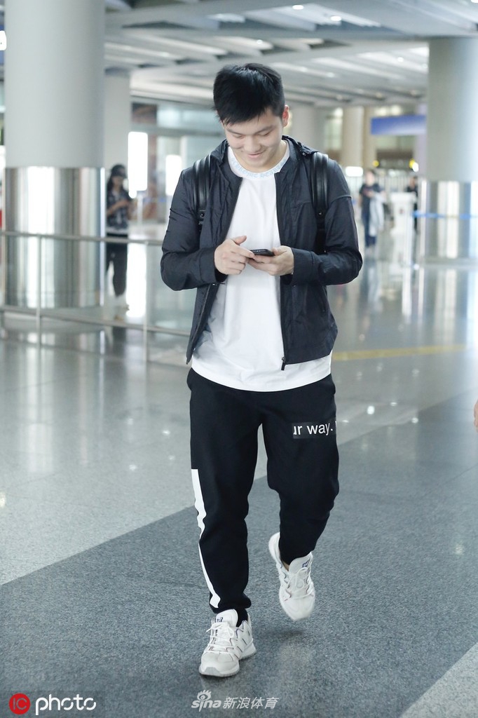 樊振东机场低头看手机