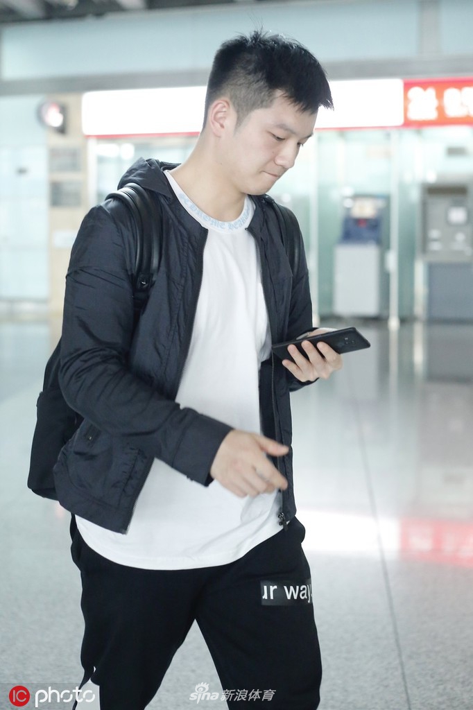 樊振东机场低头看手机