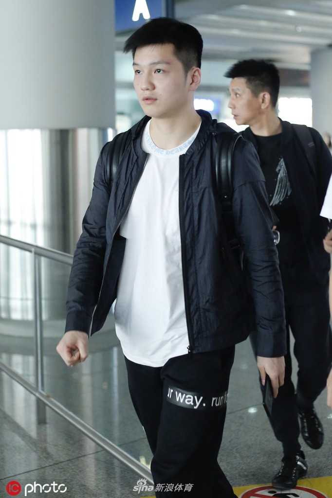 樊振东机场低头看手机