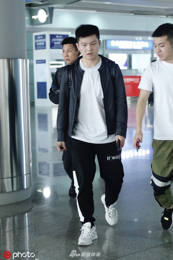 樊振东机场低头看手机