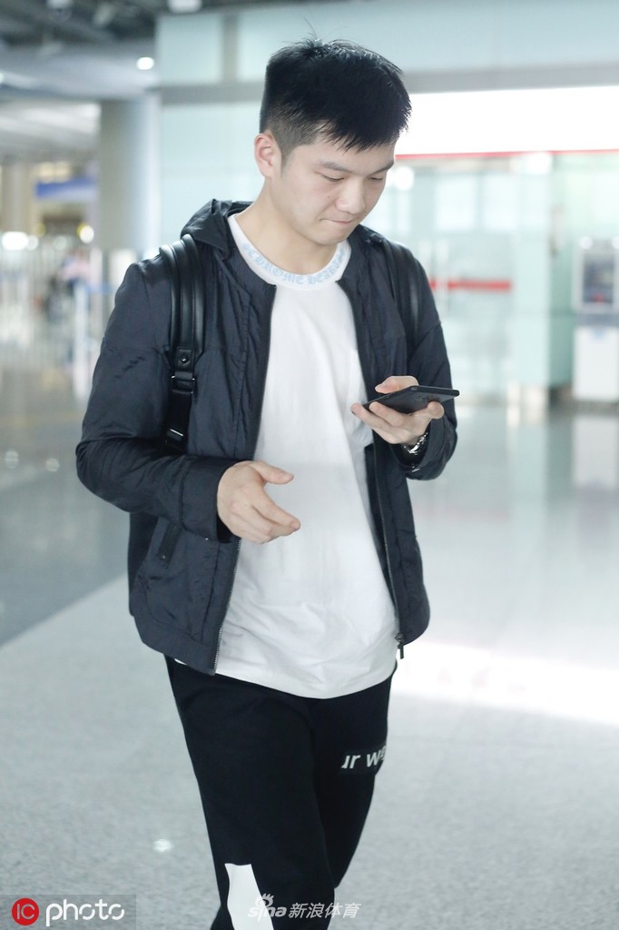 樊振东机场低头看手机