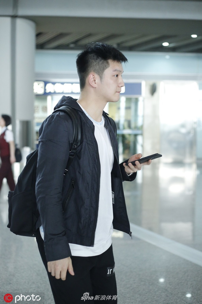 樊振东机场低头看手机