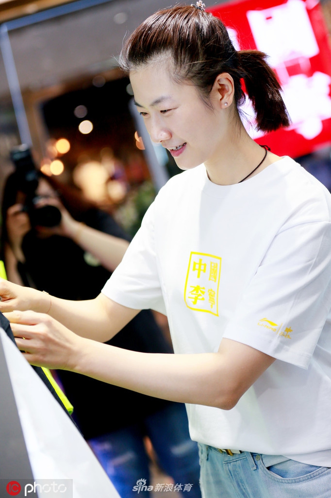 丁宁现身担任剪彩嘉宾