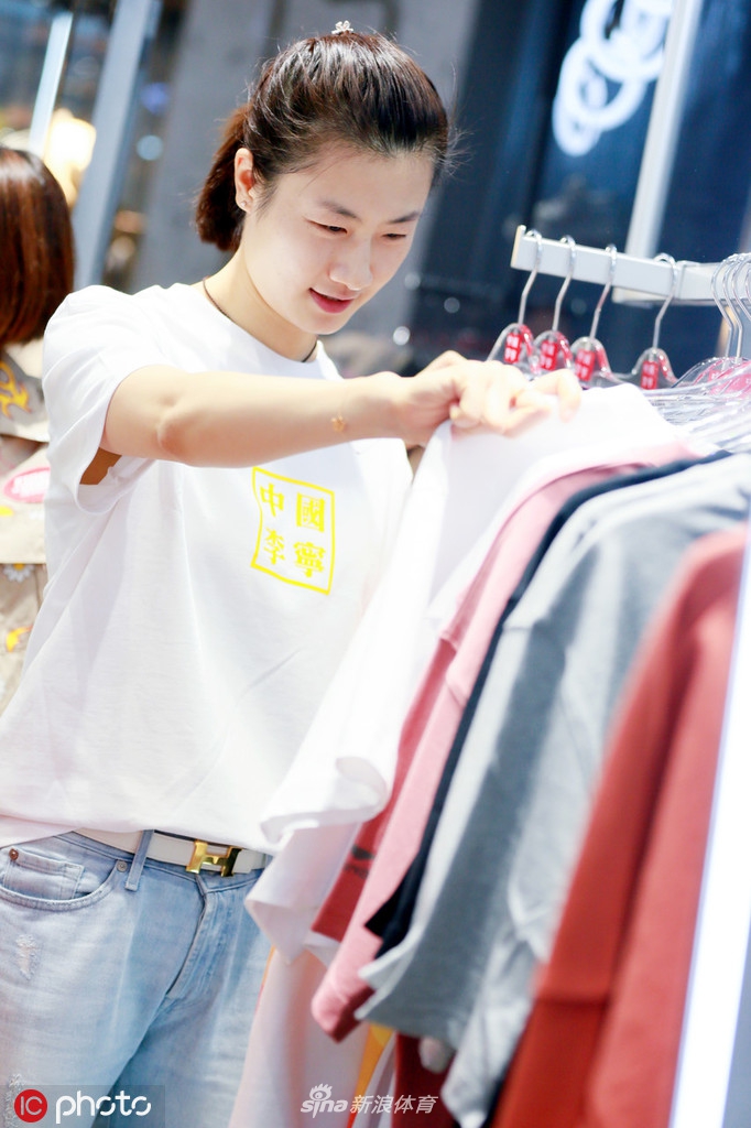 丁宁现身担任剪彩嘉宾