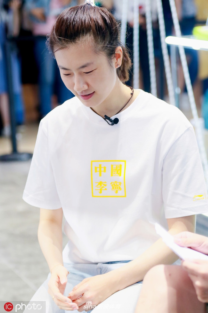 丁宁现身担任剪彩嘉宾