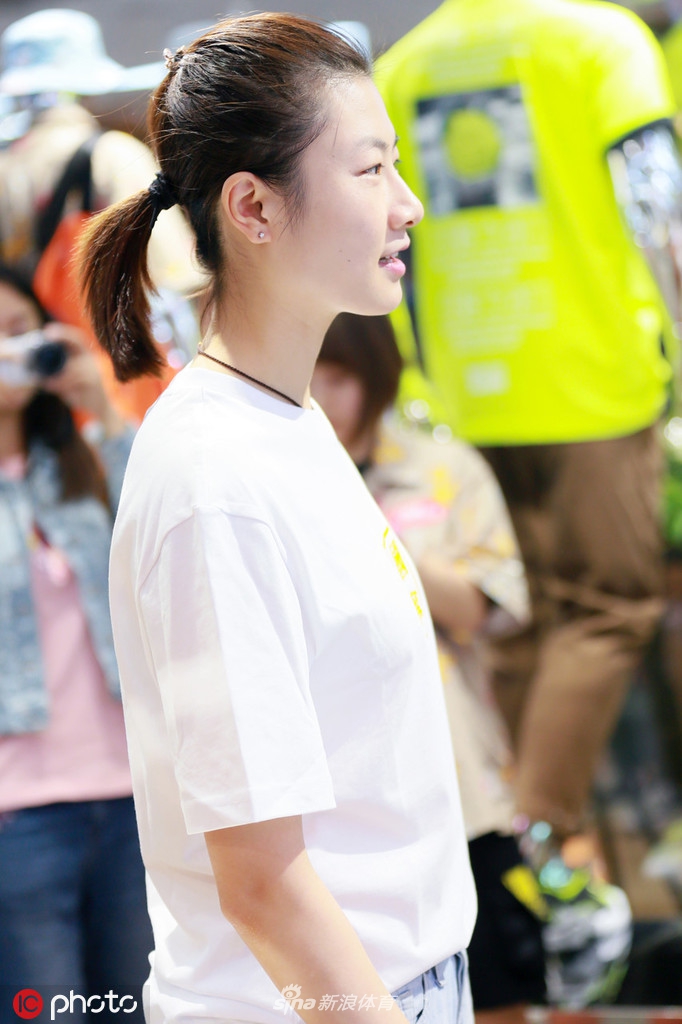 丁宁现身担任剪彩嘉宾