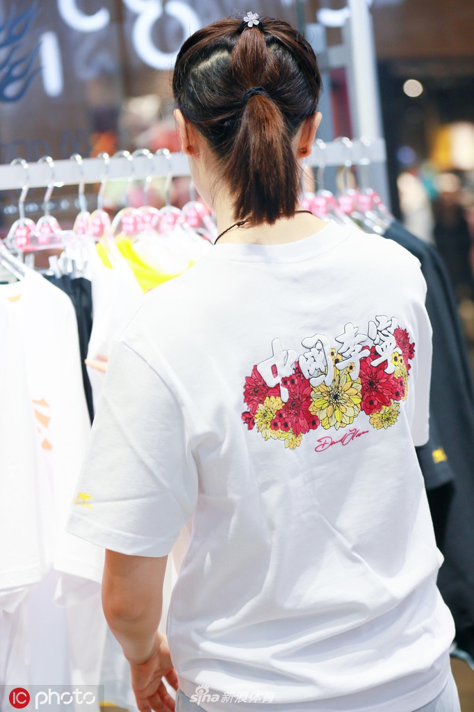 丁宁现身担任剪彩嘉宾