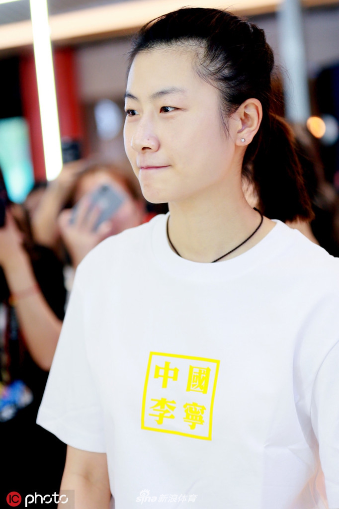 丁宁现身担任剪彩嘉宾