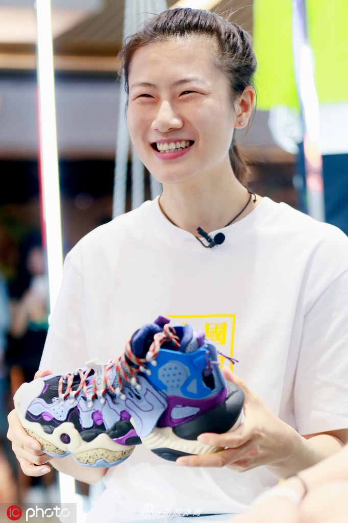 丁宁现身担任剪彩嘉宾