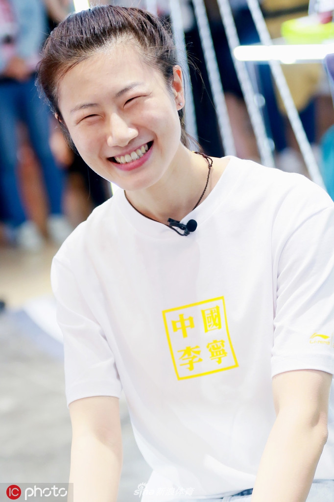 丁宁现身担任剪彩嘉宾