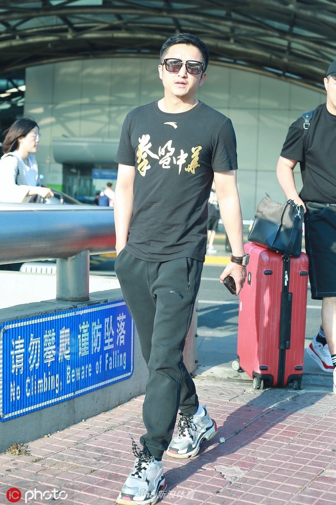 邹市明戴墨镜显酷炫 走路带风展拳王风范