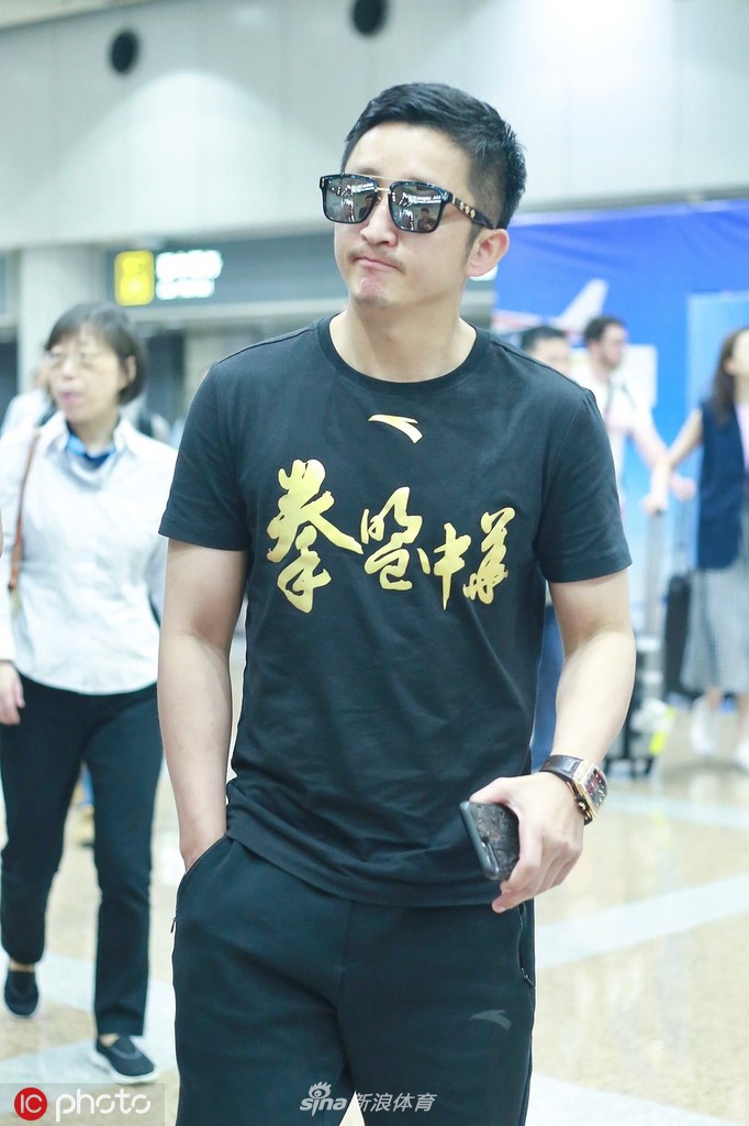 邹市明戴墨镜显酷炫 走路带风展拳王风范