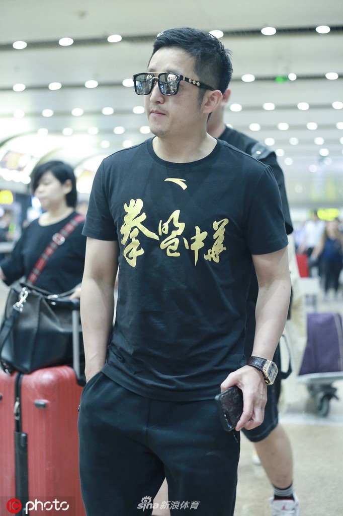 邹市明戴墨镜显酷炫 走路带风展拳王风范