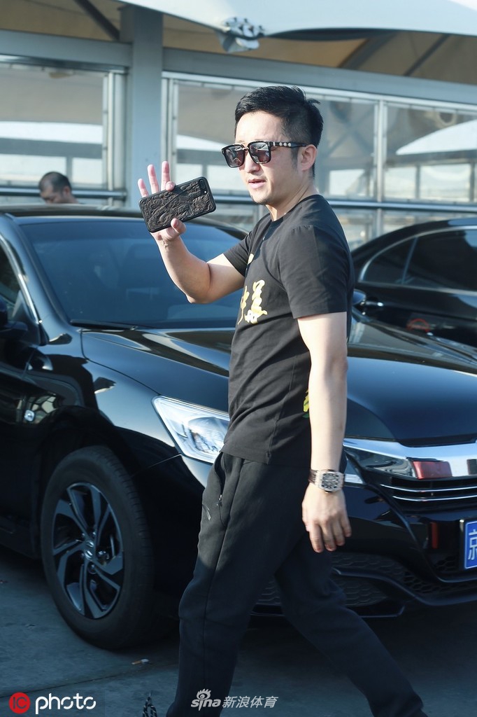邹市明戴墨镜显酷炫 走路带风展拳王风范