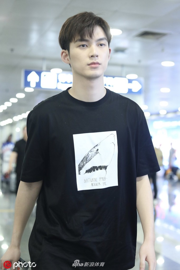 董力现身北京首都机场 清爽造型无惧被拍