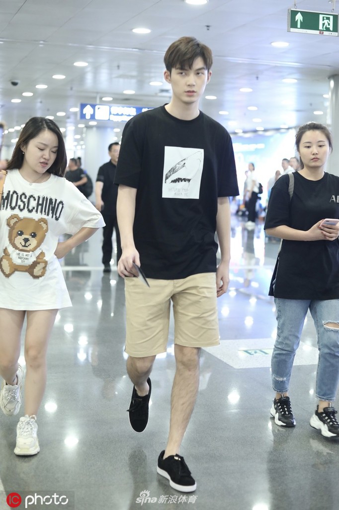 董力现身北京首都机场 清爽造型无惧被拍