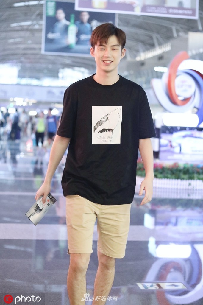 董力现身北京首都机场 清爽造型无惧被拍