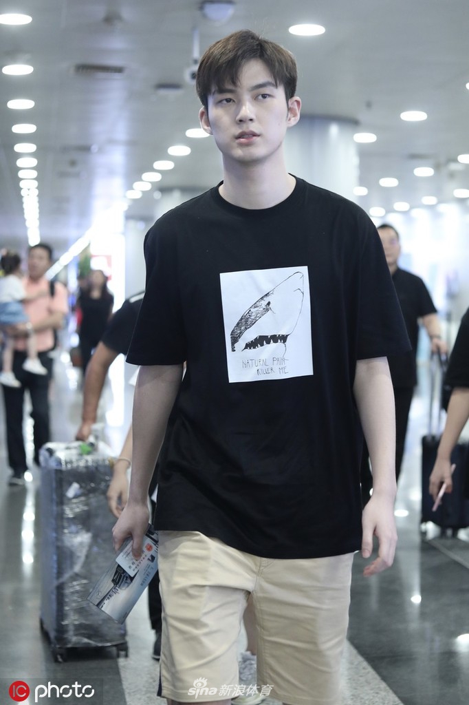 董力现身北京首都机场 清爽造型无惧被拍