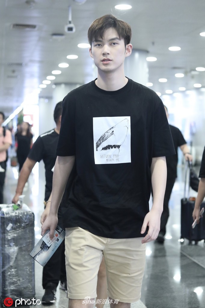 董力现身北京首都机场 清爽造型无惧被拍