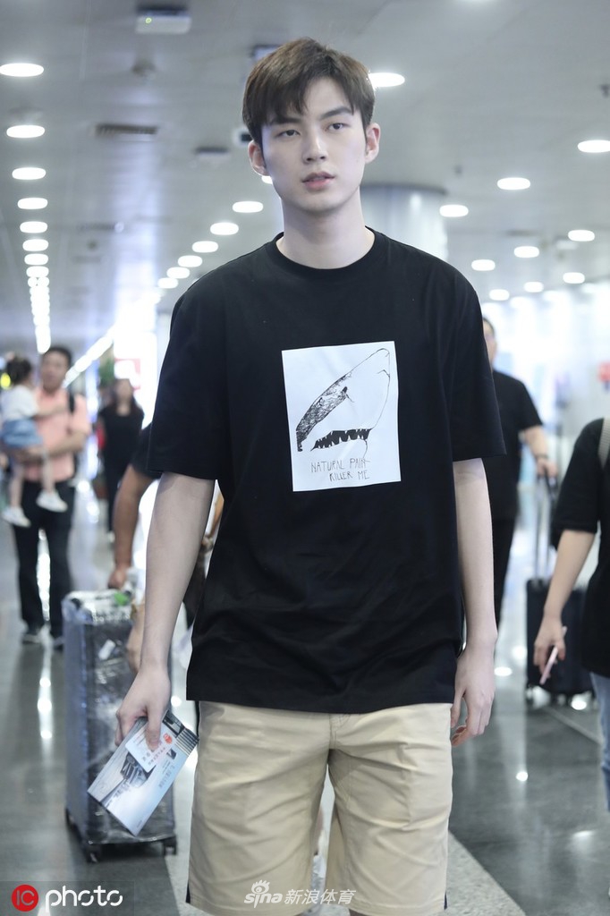 董力现身北京首都机场 清爽造型无惧被拍