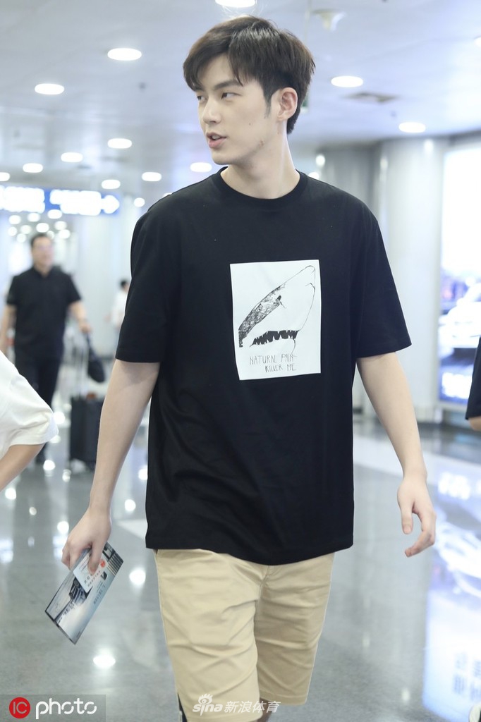 董力现身北京首都机场 清爽造型无惧被拍