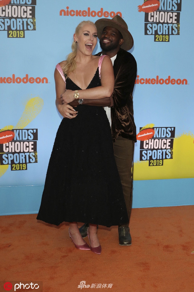 滑雪女神沃恩宣布与黑人球星订婚