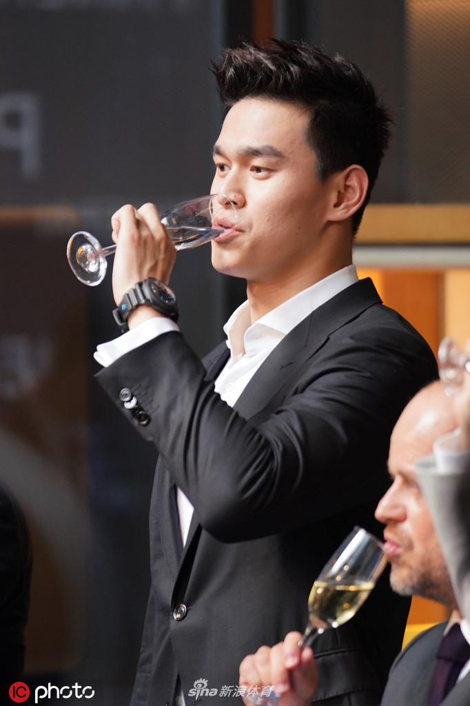孙杨西装革履热情与粉丝招手