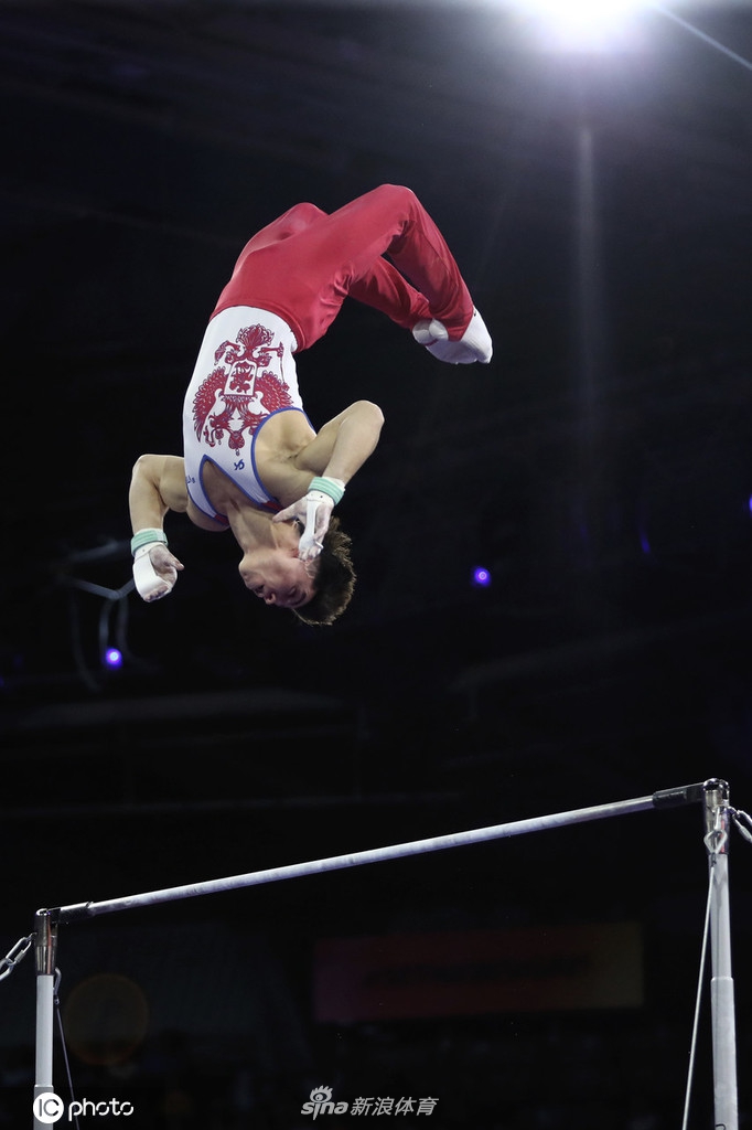 世锦赛巴西选手单杠封王 喜极而泣