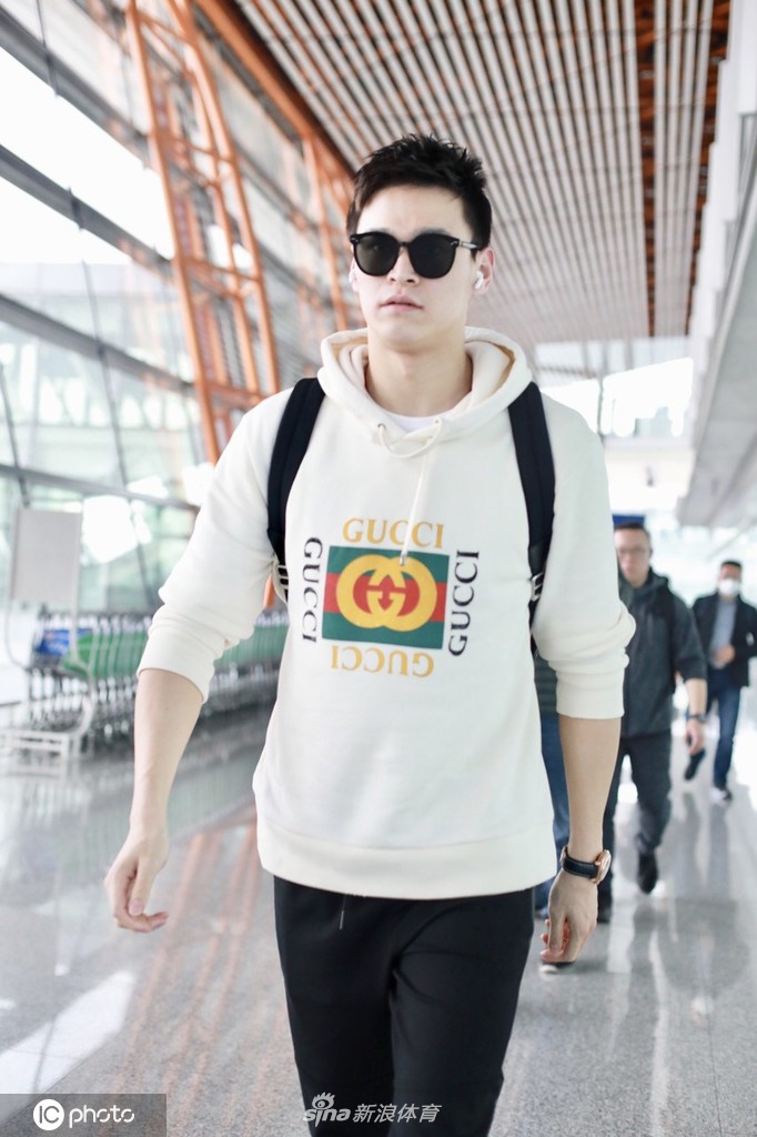 孙杨昂首挺胸现身首都机场