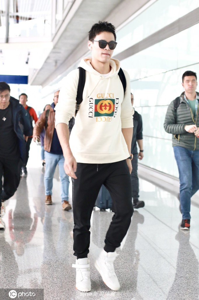 孙杨昂首挺胸现身首都机场