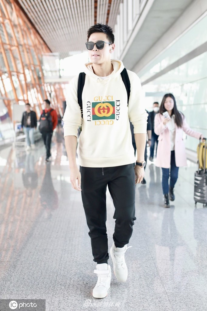 孙杨昂首挺胸现身首都机场