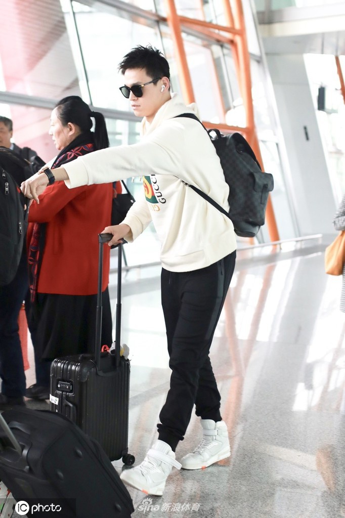 孙杨昂首挺胸现身首都机场