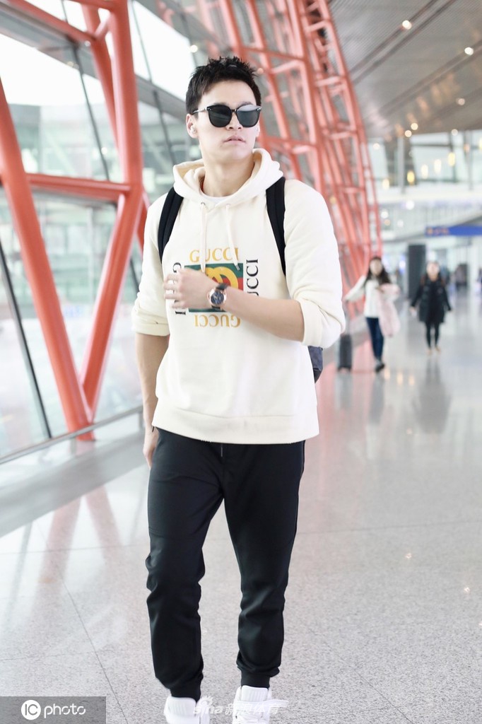 孙杨昂首挺胸现身首都机场