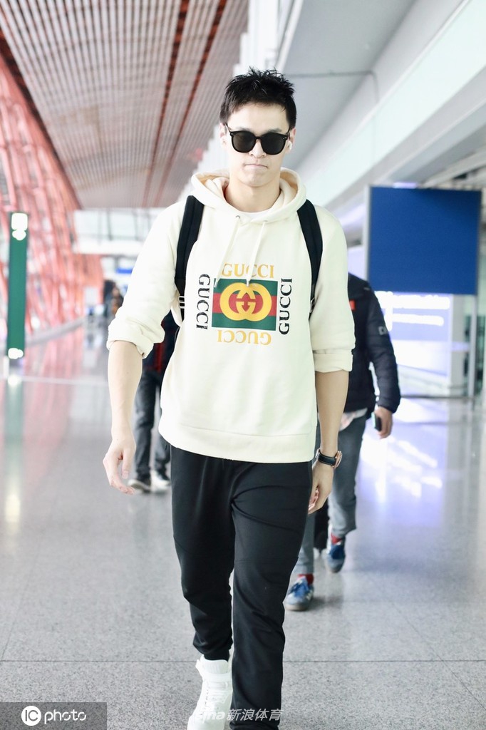 孙杨昂首挺胸现身首都机场