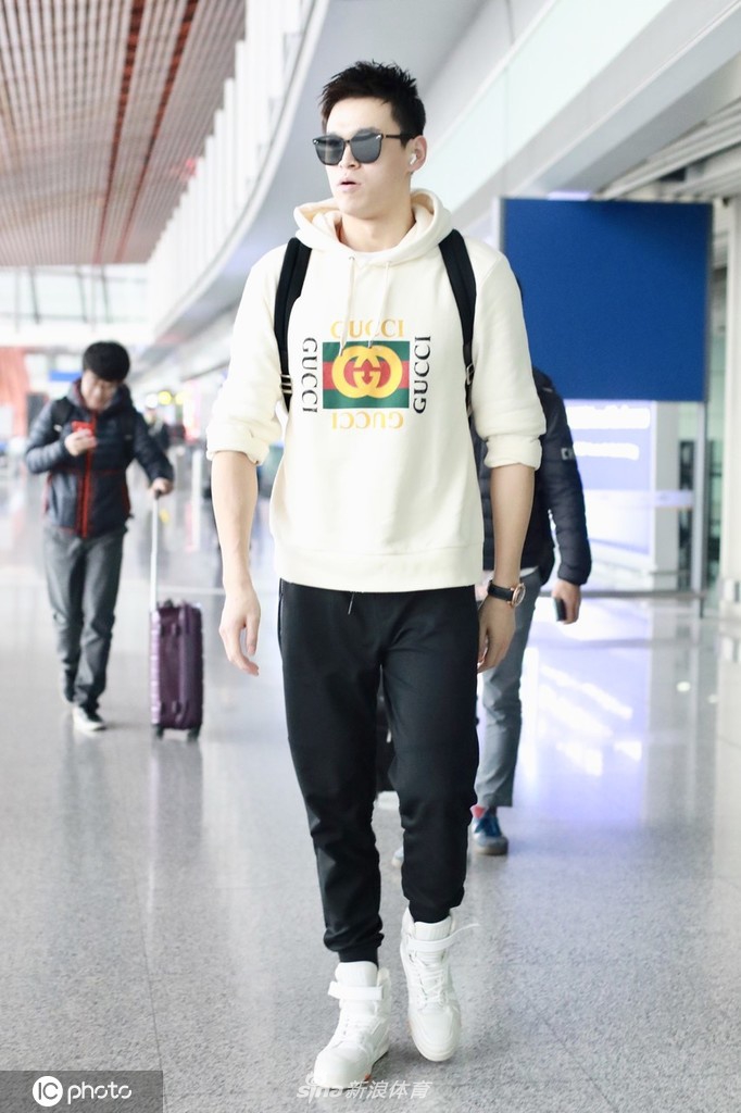 孙杨昂首挺胸现身首都机场