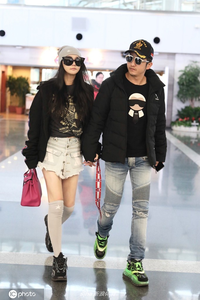 邹市明夫妇现身机场 冉莹颖热裤长袜