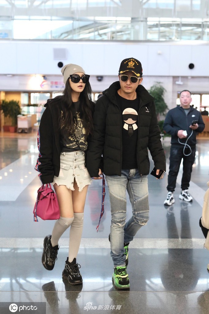 邹市明夫妇现身机场 冉莹颖热裤长袜