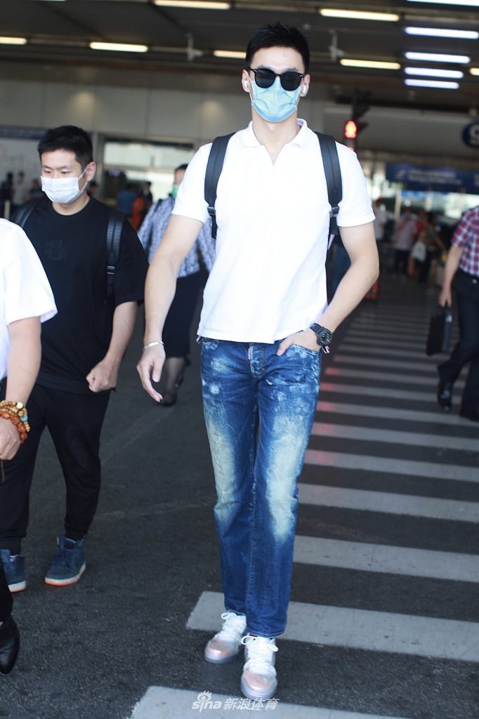 孙杨低调现身北京机场 步履匆匆