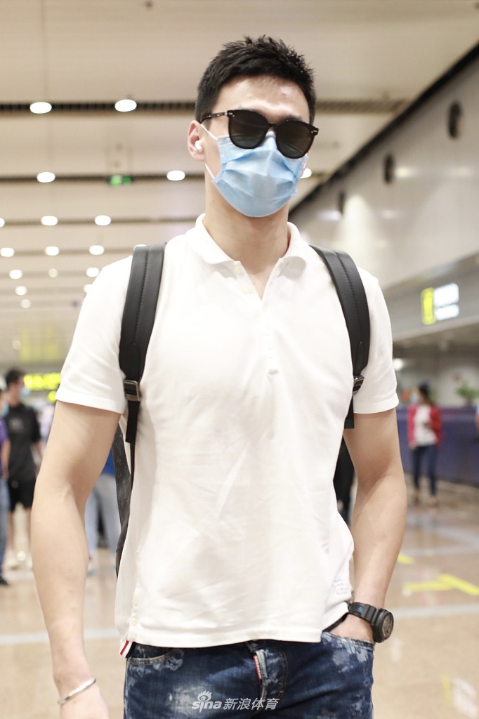 孙杨低调现身北京机场 步履匆匆