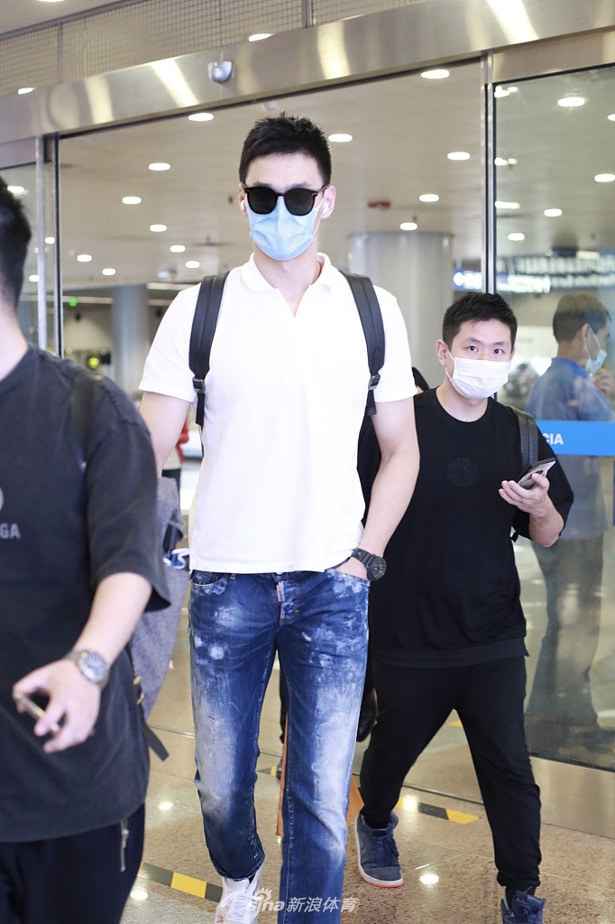 孙杨低调现身北京机场 步履匆匆